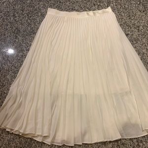 Pleated chiffon below the knee skirt